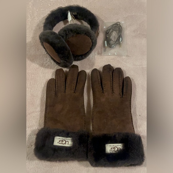 UGG Accessories - One Size Vintage Ugg Earmuffs & Gloves
- Sheepskin (from 2010s)